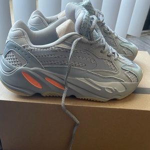YEEZY INERTIA V2 Sz 7 !!